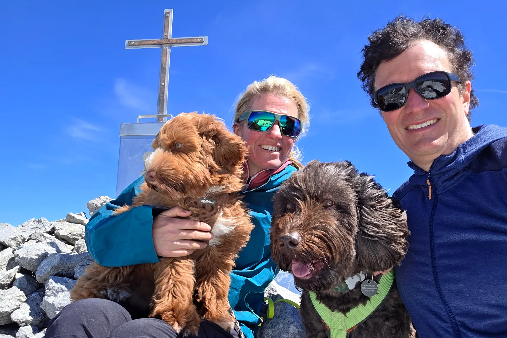 Hemma und ihr Mann mit Hazel und Maroni bei einer gemeinsamen Bergtour