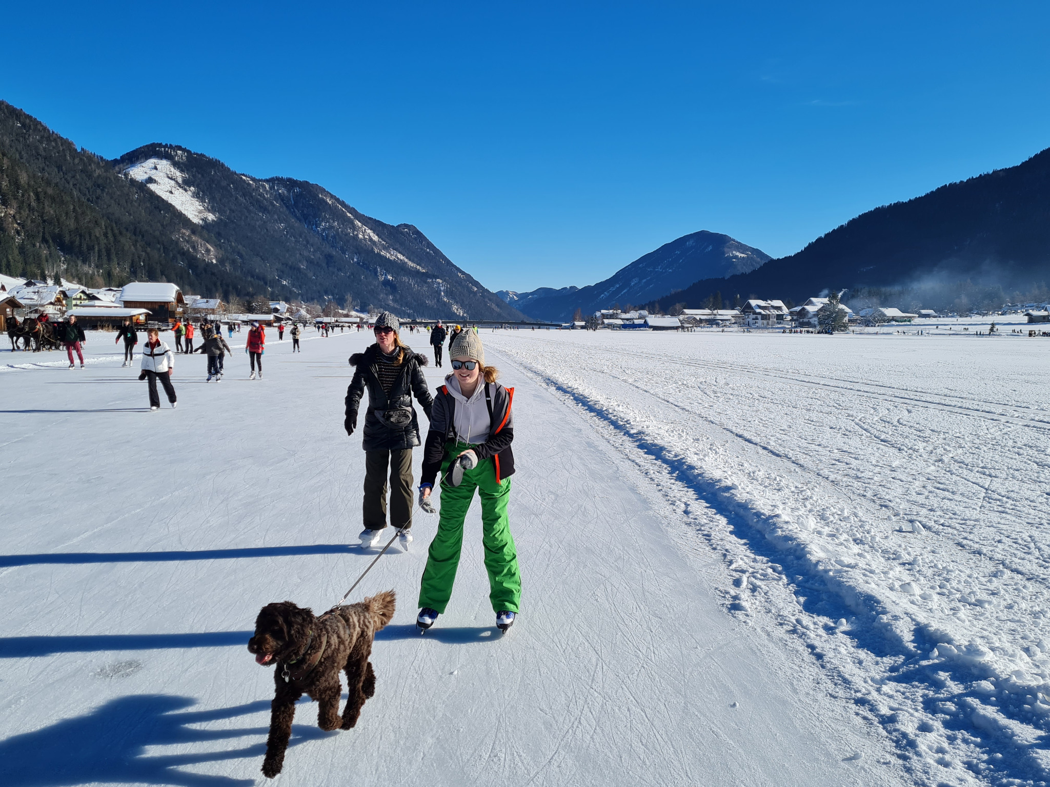 Eislaufen mit Maroni auf dem See