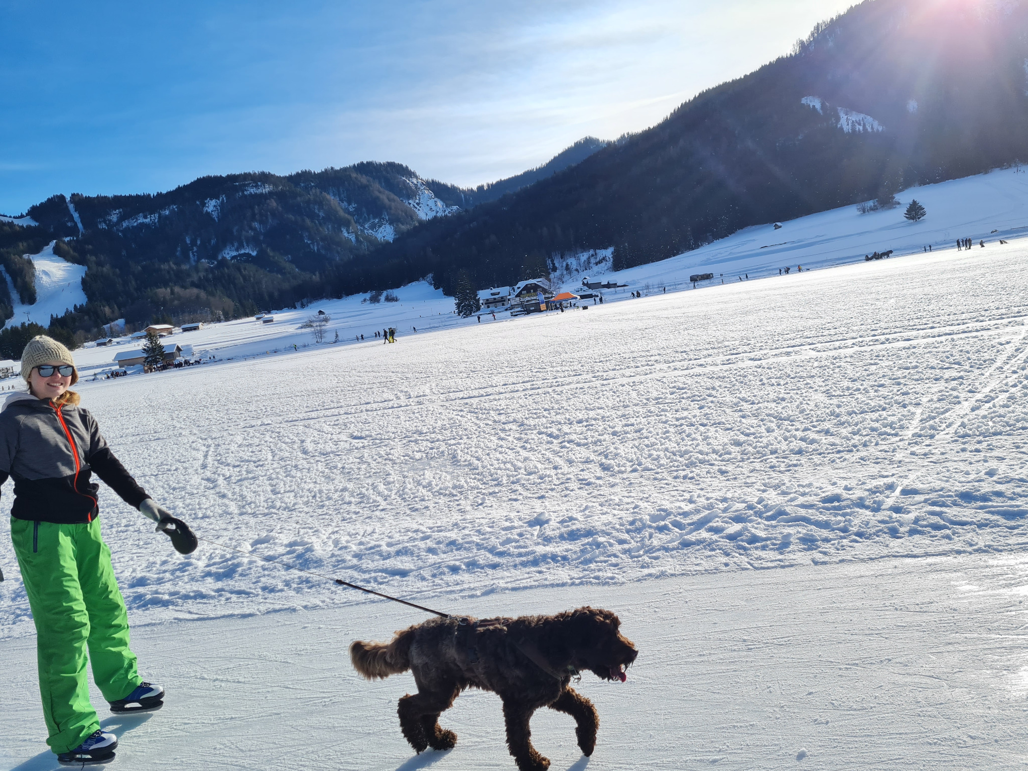 Maroni begleitet uns beim Eislaufen