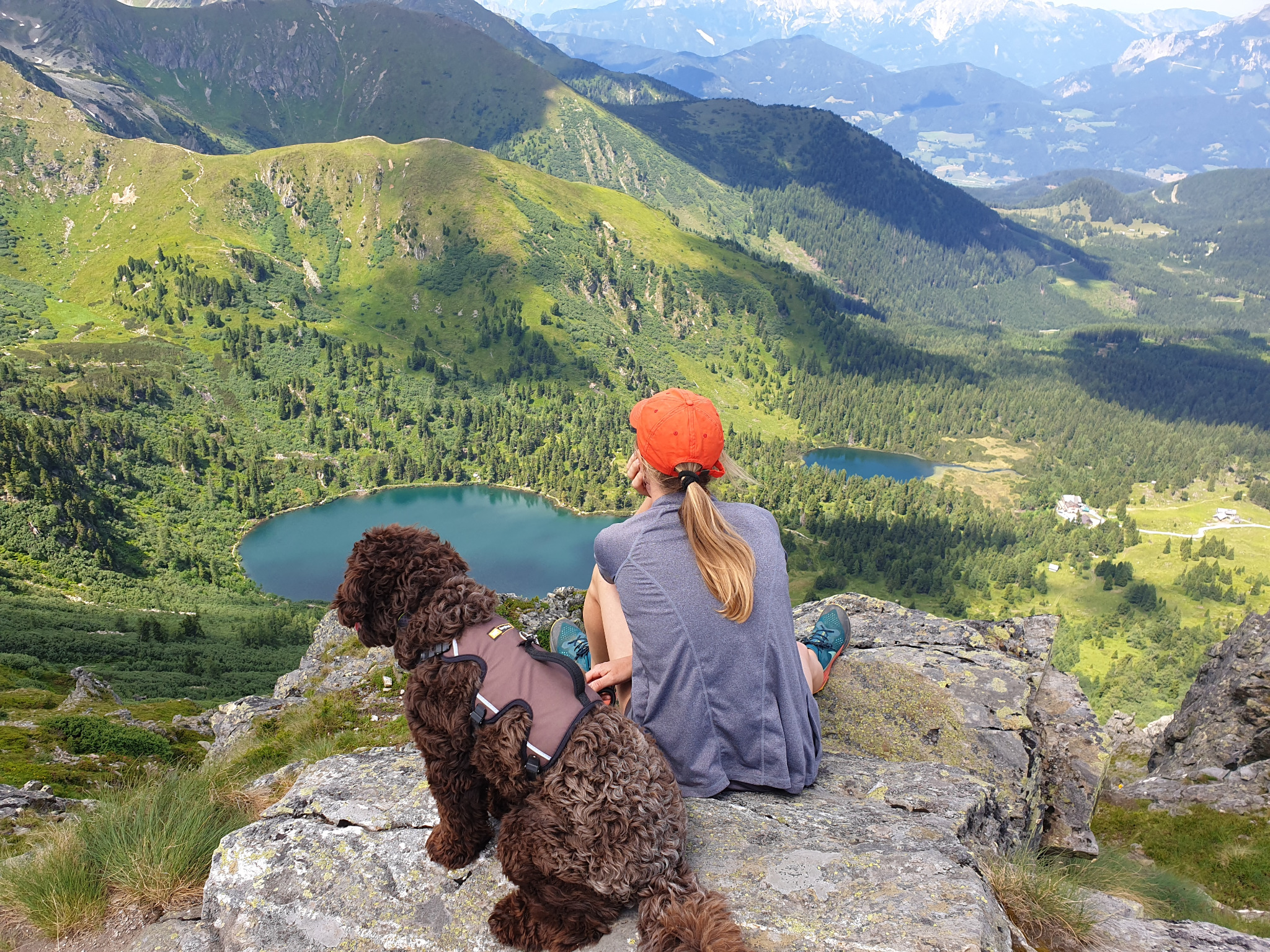 Beim Wandern mit Maroni in den Bergen