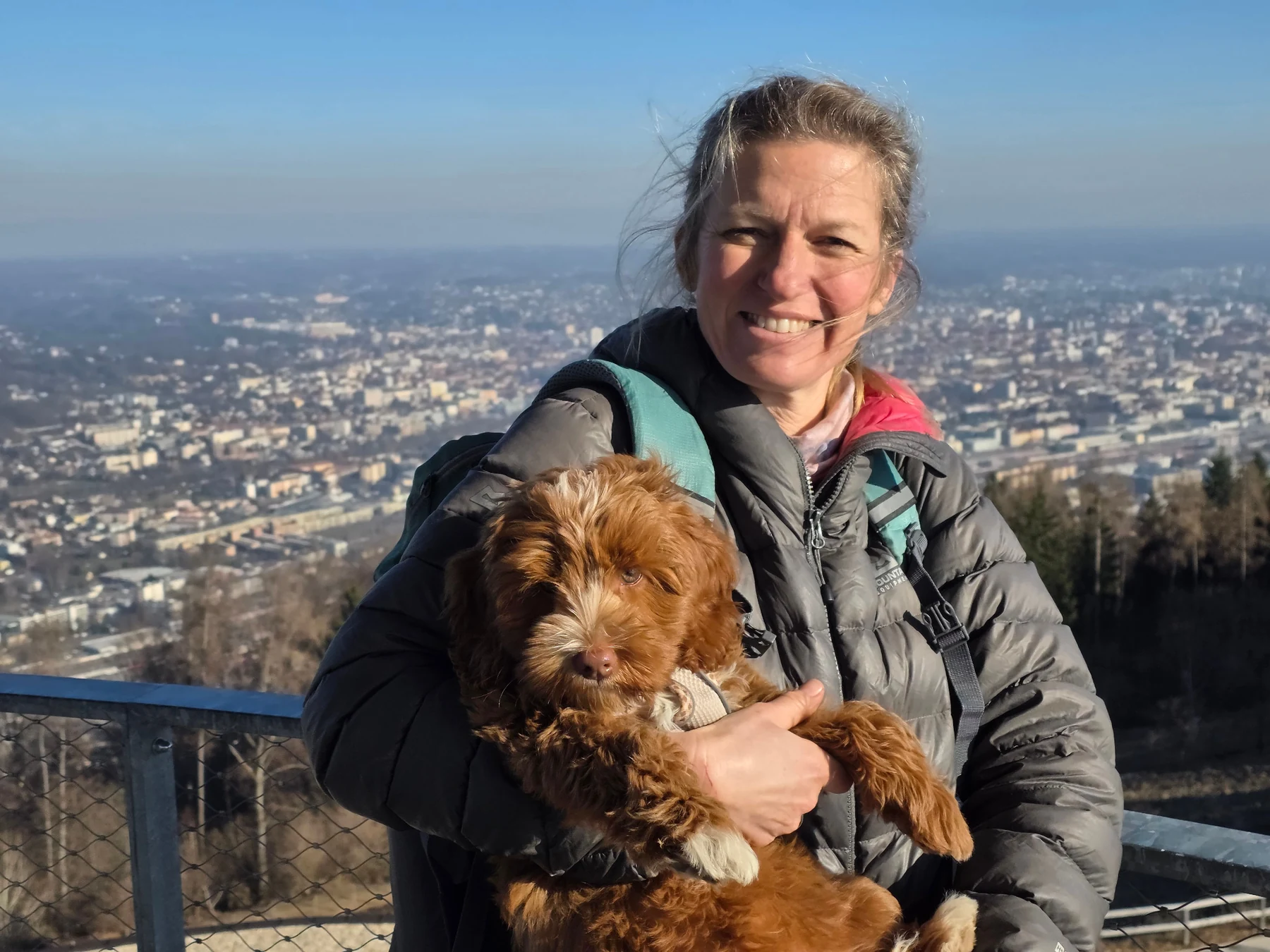 Hemma Maiberg mit Hazel mit Blick über Graz